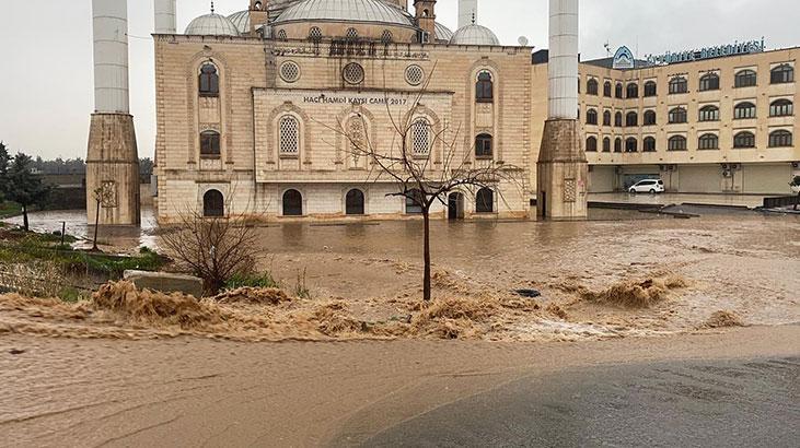 Şanlıurfa’da sağanak hayatı felç etti Evin içinden sular böyle geldi