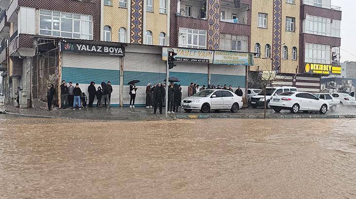 Şanlıurfa’da sağanak hayatı felç etti Evin içinden sular böyle geldi