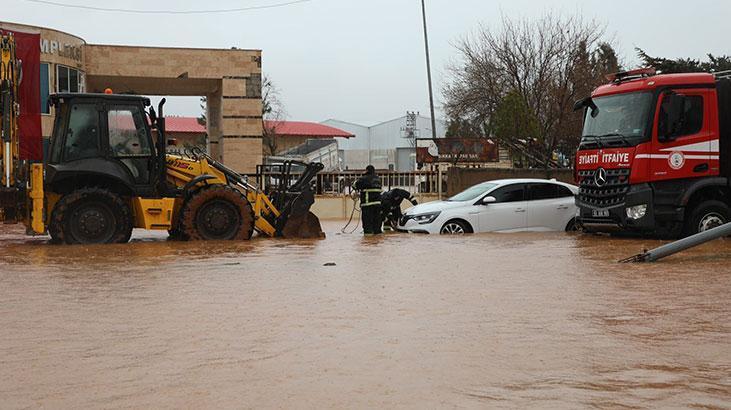Şanlıurfa’da sağanak hayatı felç etti Evin içinden sular böyle geldi