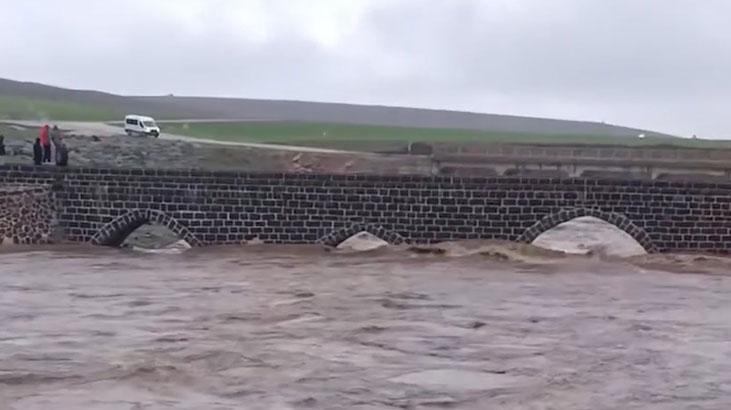 Şanlıurfa’da sağanak hayatı felç etti Evin içinden sular böyle geldi
