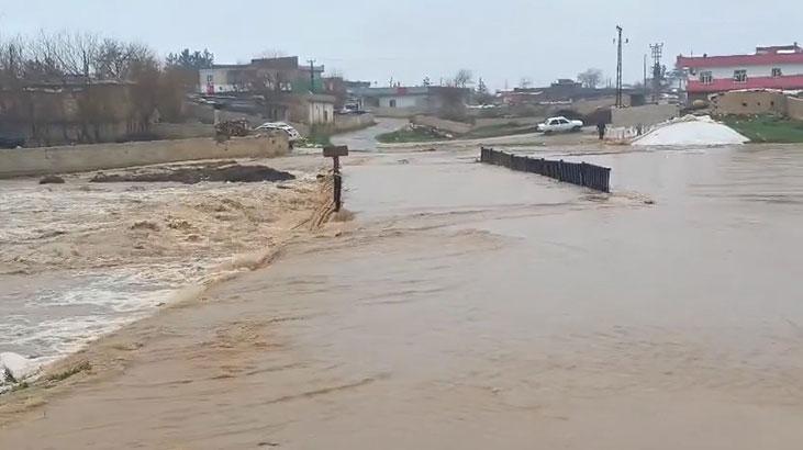 Şanlıurfa’da sağanak hayatı felç etti Evin içinden sular böyle geldi