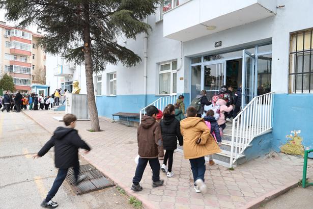 Okullarda ikinci ara tatil sonrası ilk ders zili çaldı