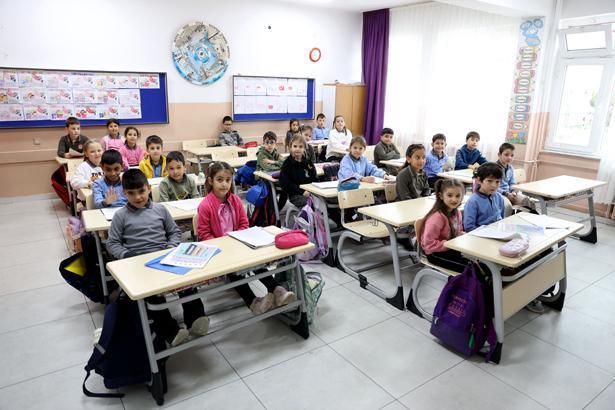 Okullarda ikinci ara tatil sonrası ilk ders zili çaldı