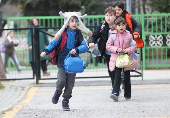 Okullarda ikinci ara tatil sonrası ilk ders zili çaldı