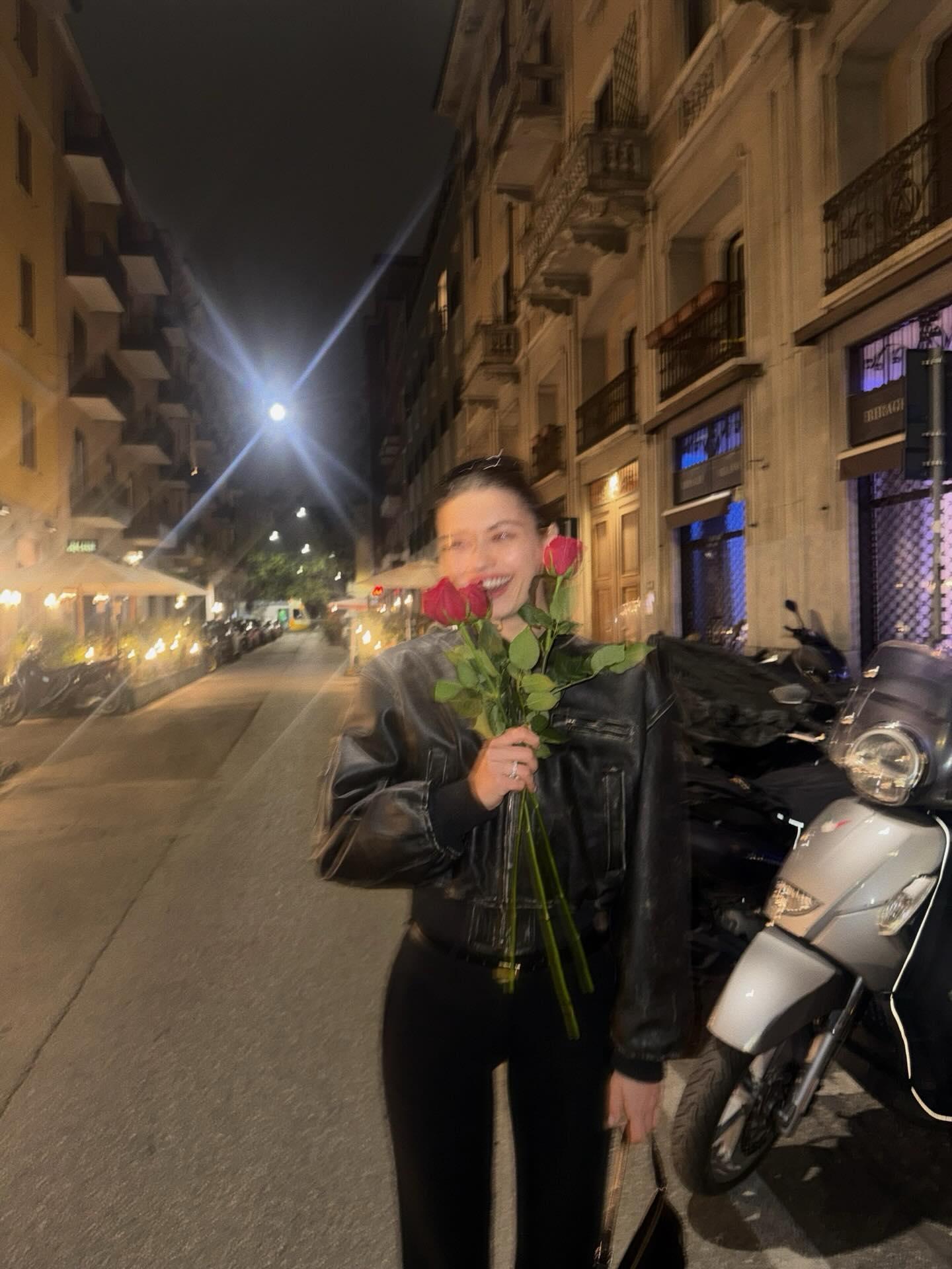 Milano sokaklarında fırtına gibi esti: Afra Saraçoğlu’ndan dikkat çeken kareler