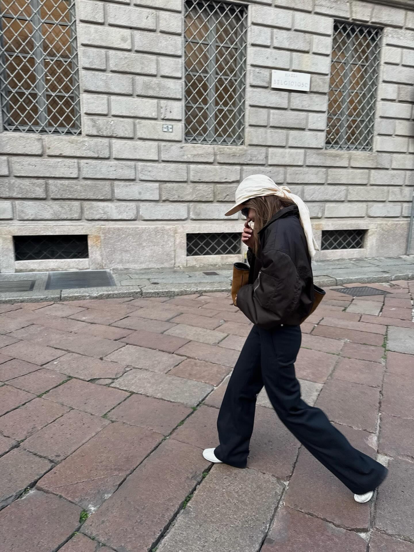 Milano sokaklarında fırtına gibi esti: Afra Saraçoğlu’ndan dikkat çeken kareler