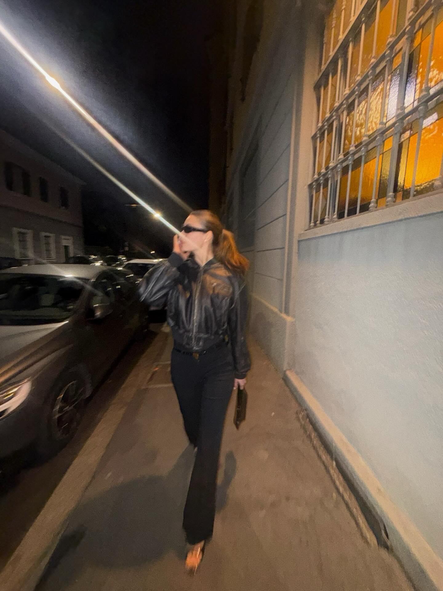 Milano sokaklarında fırtına gibi esti: Afra Saraçoğlu’ndan dikkat çeken kareler