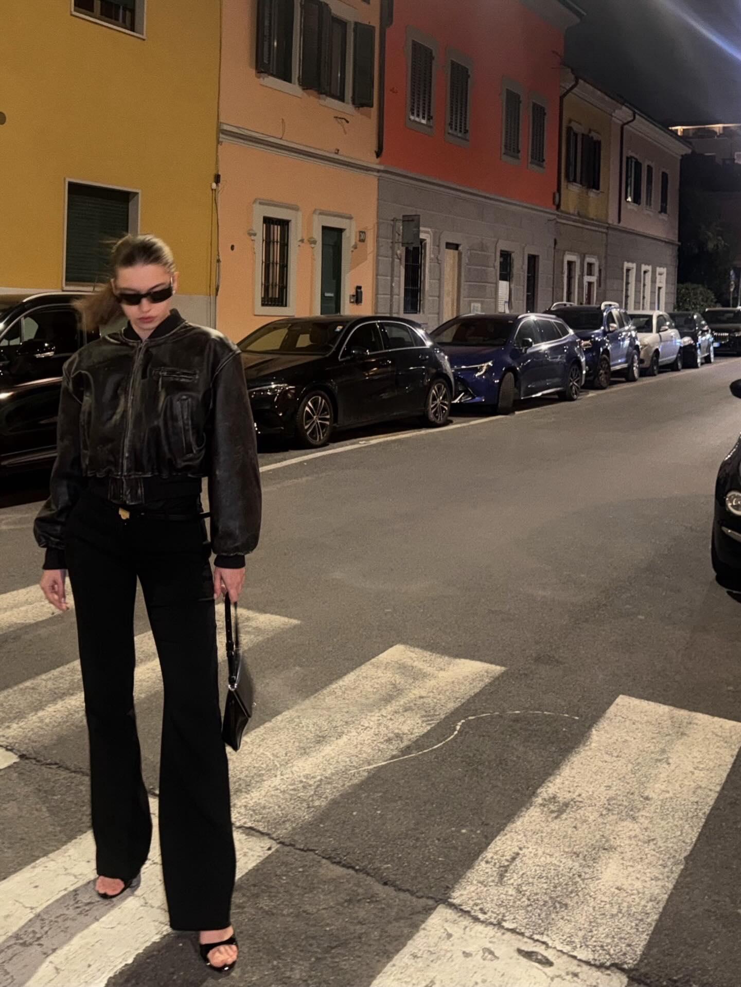 Milano sokaklarında fırtına gibi esti: Afra Saraçoğlu’ndan dikkat çeken kareler