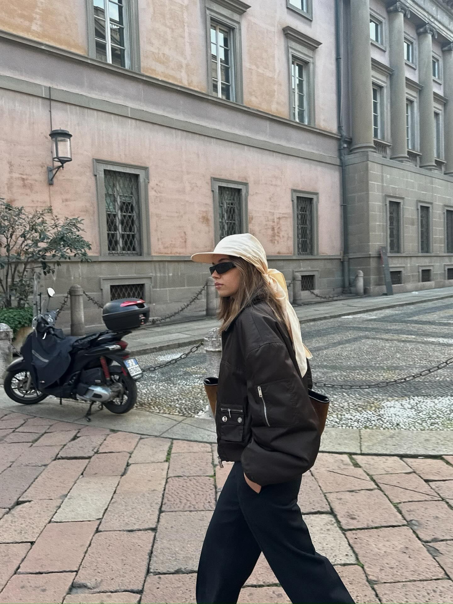 Milano sokaklarında fırtına gibi esti: Afra Saraçoğlu’ndan dikkat çeken kareler