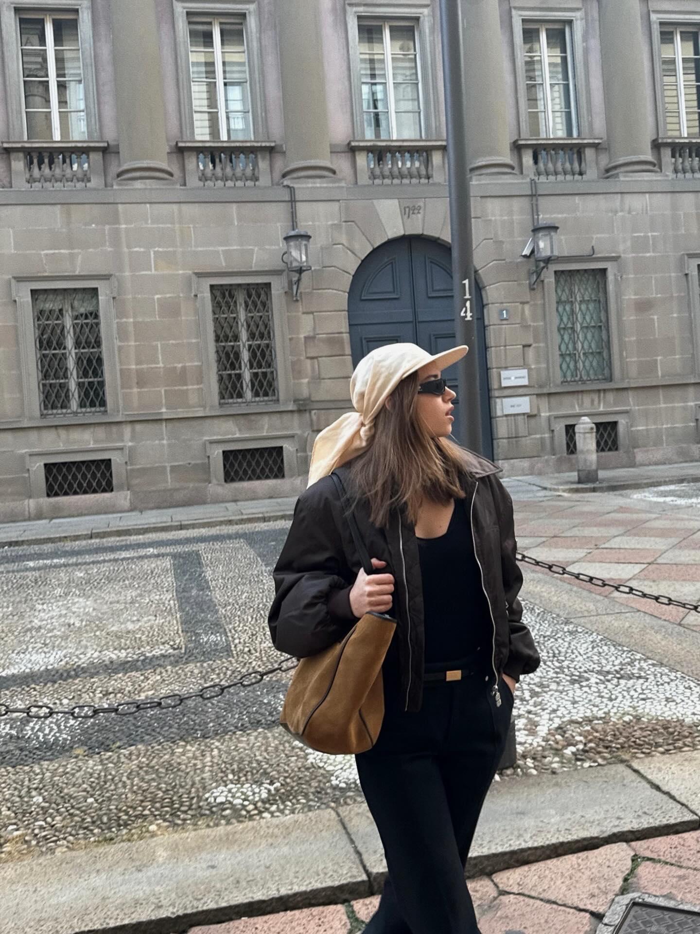 Milano sokaklarında fırtına gibi esti: Afra Saraçoğlu’ndan dikkat çeken kareler