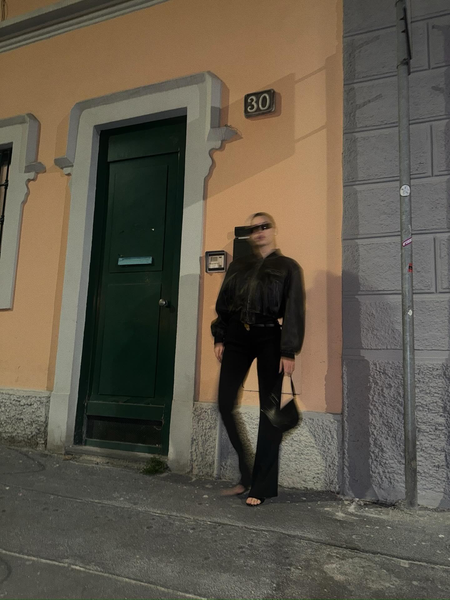 Milano sokaklarında fırtına gibi esti: Afra Saraçoğlu’ndan dikkat çeken kareler