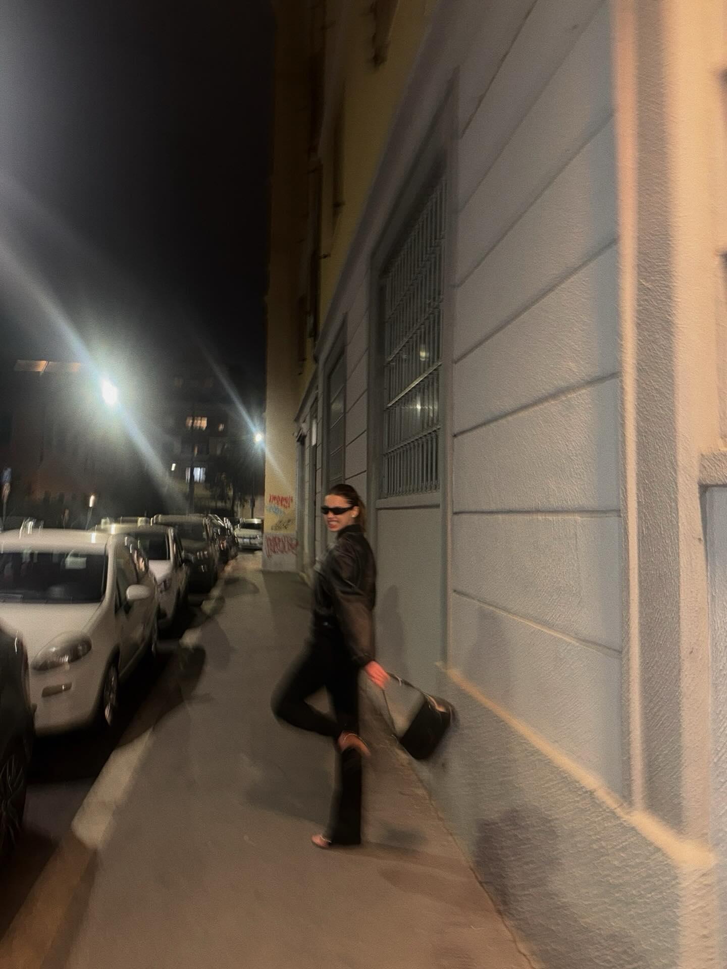Milano sokaklarında fırtına gibi esti: Afra Saraçoğlu’ndan dikkat çeken kareler