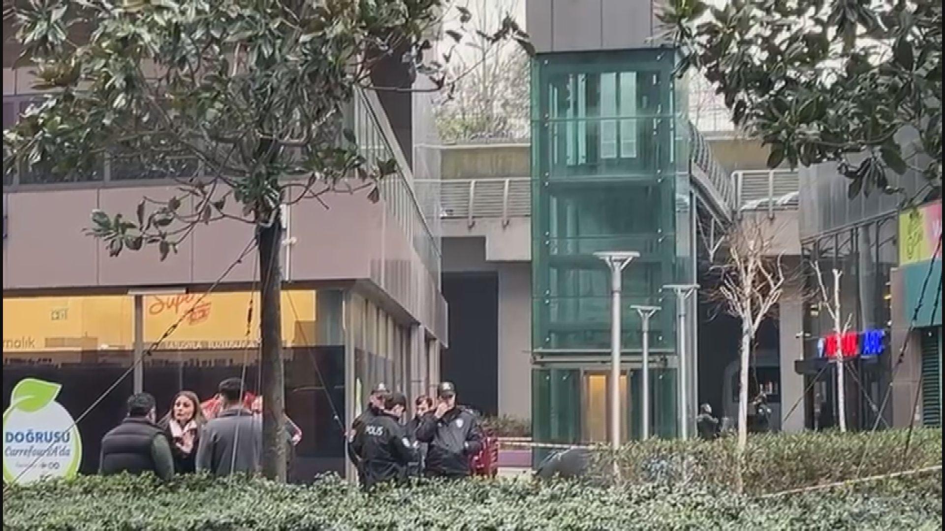 16’ncı kattan düşerek hayatını kaybeden Erol Kösenin evinde not bulundu: Mecburdum, sorumluluk benim 16’ncı kattan düşerek hayatını kaybeden Erol Kösenin evinde not bulundu: Mecburdum, sorumluluk benim