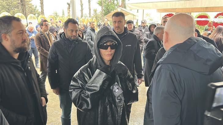 Erol Köse son yolculuğuna uğurlandı Cenazede dikkat çeken anlar