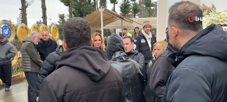 Erol Köse son yolculuğuna uğurlandı Cenazede dikkat çeken anlar