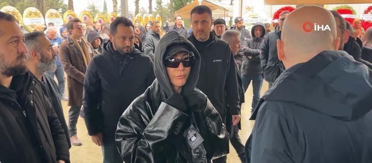 Erol Köse son yolculuğuna uğurlandı Cenazede dikkat çeken anlar