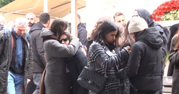 Erol Köse son yolculuğuna uğurlandı Cenazede dikkat çeken anlar
