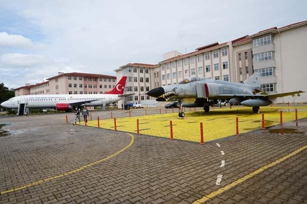 Türkiye’de bir ilk Lise bahçesinde savaş ve yolcu uçağı ile eğitim: ‘Bu okulu kazanacağım diye hedef koydum’