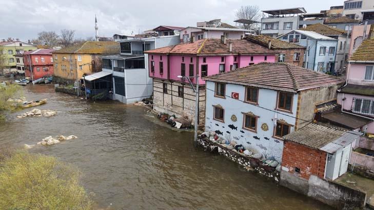 EVLERİN ALT KATLARINA SU GİRDİ: VATANDAŞLAR TEDİRGİN