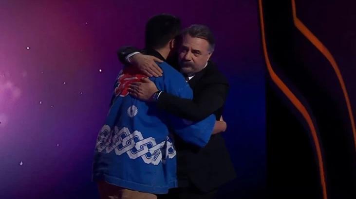 Kim Milyoner Olmak İster’de ilginç anlar: Japon yarışmacı yerlere yattı, Oktay Kaynarca şaştı kaldı