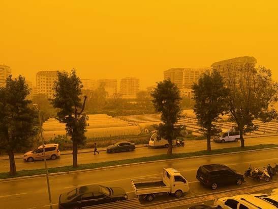 Bugün Antalya Kentten gelen görüntüler şaşırttı... Gökyüzü renk değiştirdi