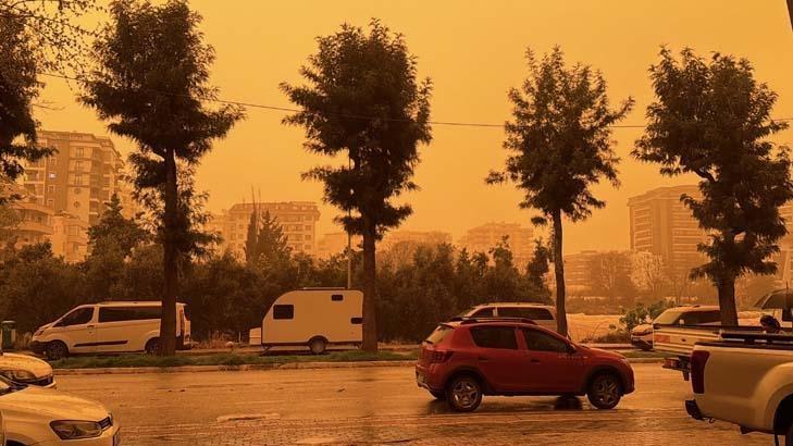 Bugün Antalya Kentten gelen görüntüler şaşırttı... Gökyüzü renk değiştirdi