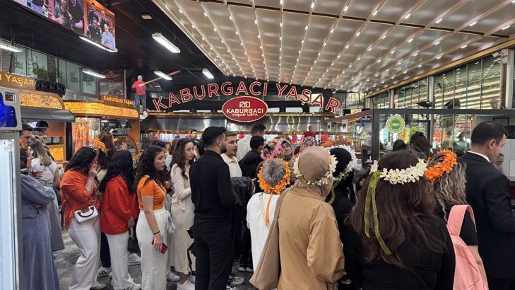 Adana’da karnaval bereketi: Kebapçılar doldu taştı, şehirde adım atacak yer kalmadı