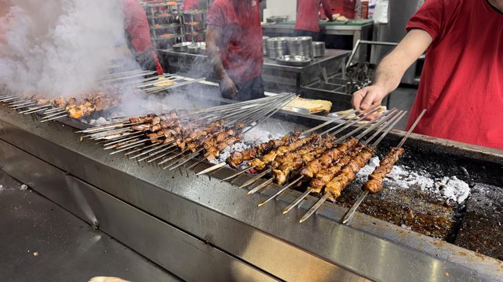 Adana’da karnaval bereketi: Kebapçılar doldu taştı, şehirde adım atacak yer kalmadı