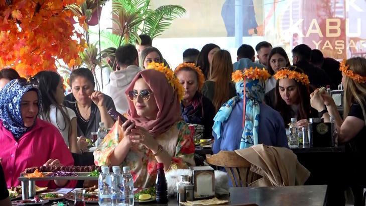 Adana’da karnaval bereketi: Kebapçılar doldu taştı, şehirde adım atacak yer kalmadı