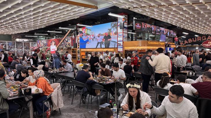 Adana’da karnaval bereketi: Kebapçılar doldu taştı, şehirde adım atacak yer kalmadı