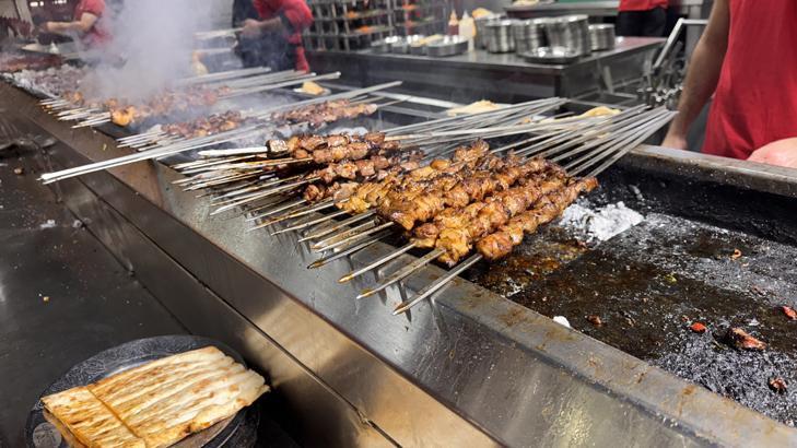 Adana’da karnaval bereketi: Kebapçılar doldu taştı, şehirde adım atacak yer kalmadı