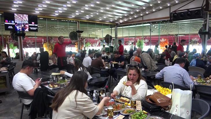 Adana’da karnaval bereketi: Kebapçılar doldu taştı, şehirde adım atacak yer kalmadı