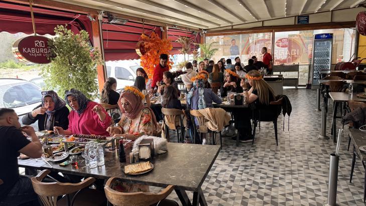 Adana’da karnaval bereketi: Kebapçılar doldu taştı, şehirde adım atacak yer kalmadı