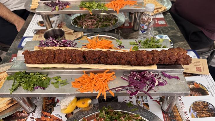 Adana’da karnaval bereketi: Kebapçılar doldu taştı, şehirde adım atacak yer kalmadı