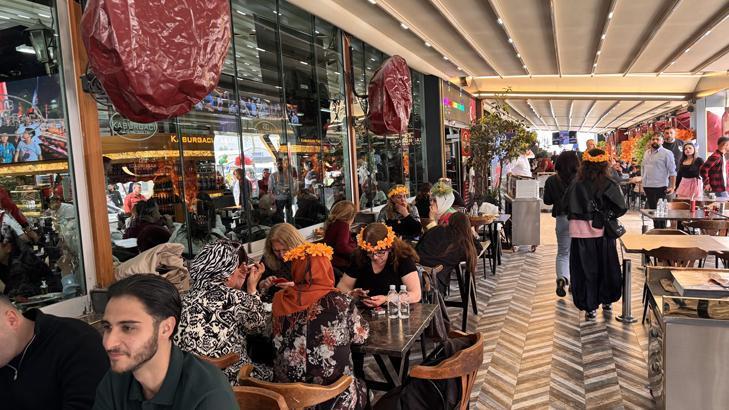 Adana’da karnaval bereketi: Kebapçılar doldu taştı, şehirde adım atacak yer kalmadı