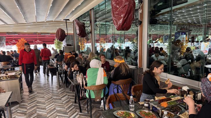 Adana’da karnaval bereketi: Kebapçılar doldu taştı, şehirde adım atacak yer kalmadı