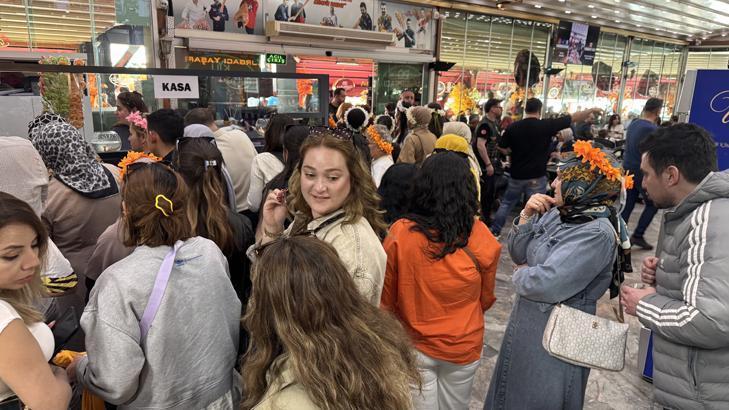 Adana’da karnaval bereketi: Kebapçılar doldu taştı, şehirde adım atacak yer kalmadı