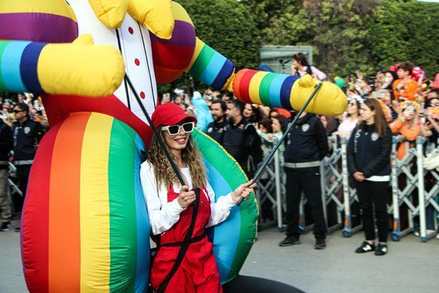 Adana’da karnaval bereketi: Kebapçılar doldu taştı, şehirde adım atacak yer kalmadı