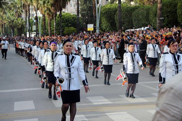 Adana’da karnaval bereketi: Kebapçılar doldu taştı, şehirde adım atacak yer kalmadı