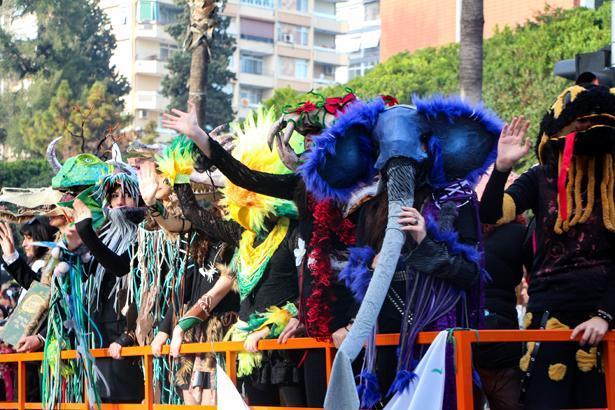Adana’da karnaval bereketi: Kebapçılar doldu taştı, şehirde adım atacak yer kalmadı