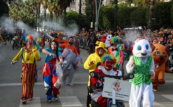 Adana’da karnaval bereketi: Kebapçılar doldu taştı, şehirde adım atacak yer kalmadı