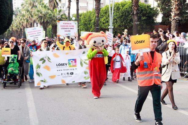 Adana’da karnaval bereketi: Kebapçılar doldu taştı, şehirde adım atacak yer kalmadı