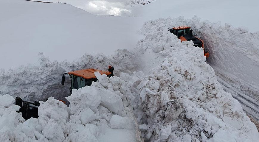 Burası Türkiye! Nisan ayında beyaz sürpriz: 4 metrelik kar kenti yuttu