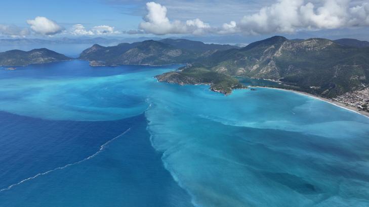 Ölüdeniz’in rengi bir anda turkuaza döndü Yağış sonrası ortaya çıkan manzara havadan görüntülendi