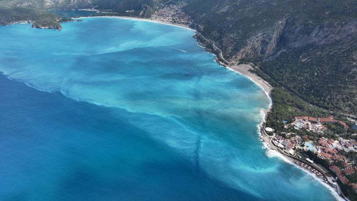Ölüdeniz’in rengi bir anda turkuaza döndü Yağış sonrası ortaya çıkan manzara havadan görüntülendi