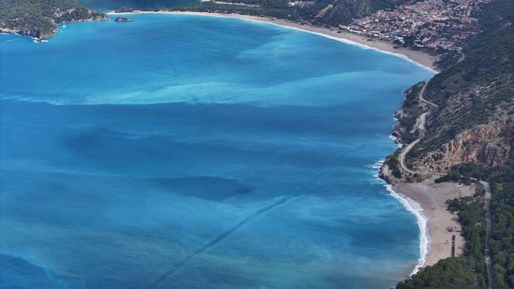 Ölüdeniz’in rengi bir anda turkuaza döndü Yağış sonrası ortaya çıkan manzara havadan görüntülendi