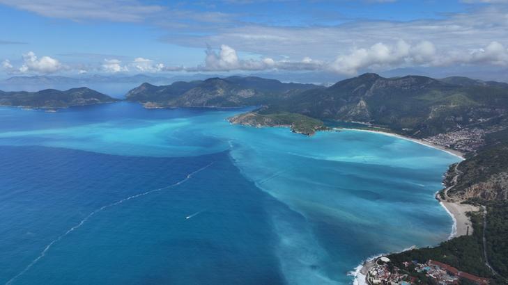 Ölüdeniz’in rengi bir anda turkuaza döndü Yağış sonrası ortaya çıkan manzara havadan görüntülendi