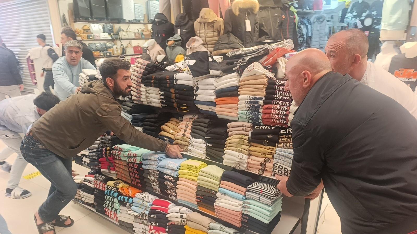 Butikte korku dolu anlar! Alevler bir anda yükseldi: Esnaf ürünleri kurtarmak için seferber oldu