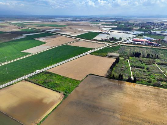 İzmir’de tarlalar göle döndü! Sağanak sonrası tarım arazileri sular altında: Büyük risk kapıda