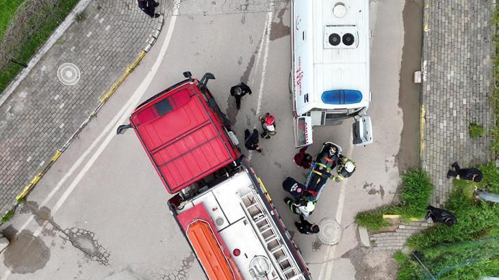 Korkulukları parçalayıp dereye uçtu! Araçta bilinci kapalı bulunan sürücüye dakikalarca kalp masajı